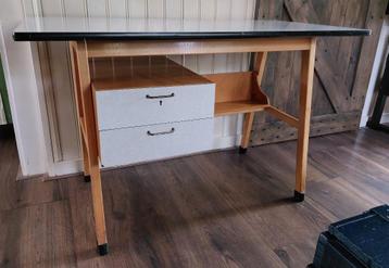 Bureau, vintage, hout/formica beschikbaar voor biedingen