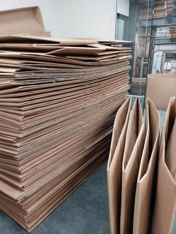 Grote partij palletdozen - hele en halve -met deksel of flap beschikbaar voor biedingen