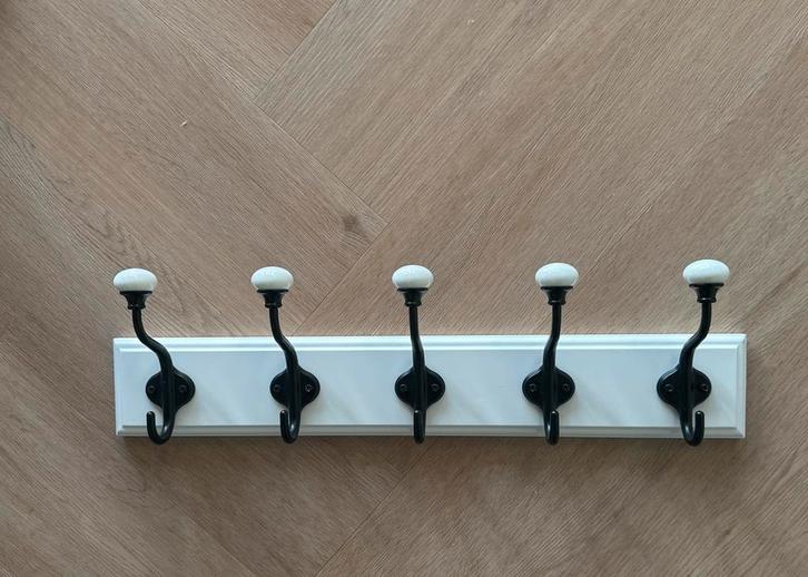 IKEA LANDKRABBA wandkapstok – wit/zwart – 5 haken, Huis en Inrichting, Woonaccessoires | Kapstokken, Zo goed als nieuw, Wandkapstok