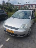 Ford Fiësta 1.3 8V 3DR 2005 Grijs, Auto's, Ford, 1299 cc, 4 cilinders, Origineel Nederlands, Handgeschakeld