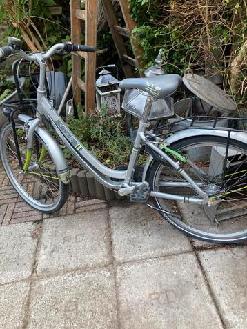 Te koop mooie fiets meisjes /jongens vanaf 10/12 jaarjaar beschikbaar voor biedingen