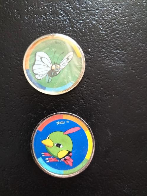 2 x Pokemon "Tazo" van metaal, Natu en Butterfree, Nintendo, Verzamelen, Overige Verzamelen, Ophalen of Verzenden