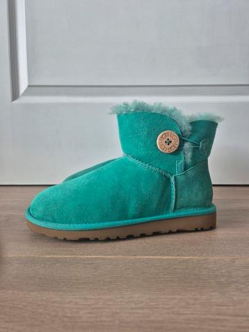 Ugg turquoise - Mt 38 beschikbaar voor biedingen