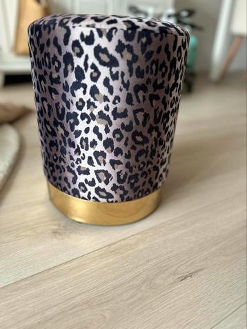 Poef/kruk goud fluweel met luipaarden print beschikbaar voor biedingen