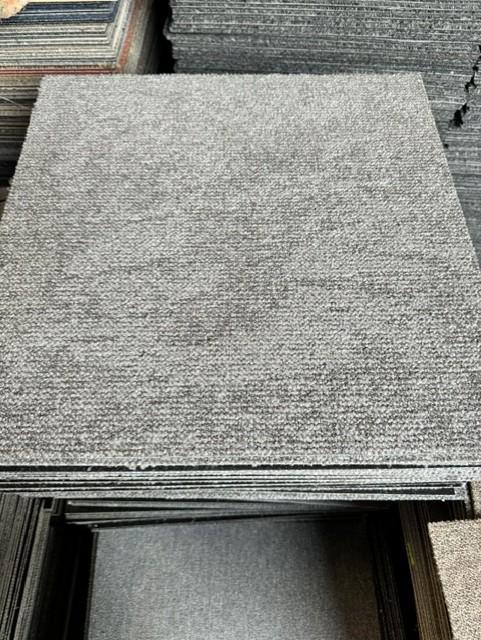 Partij Desso tapijttegels nieuw 50x50cm 13m2 grijs #74, Huis en Inrichting, Stoffering | Vloerbedekking, Nieuw, Tapijttegels, Crème