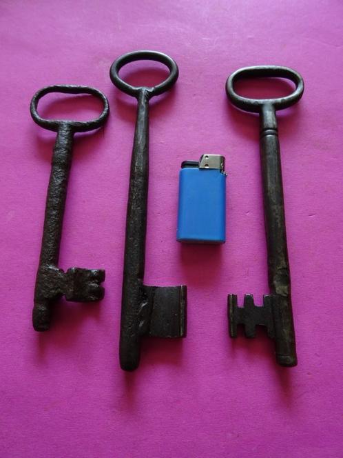3 GROTE ANTIEKE SLEUTELS SLEUTEL SLOT SLOTEN KIST DEUR, Antiek en Kunst, Curiosa en Brocante, Ophalen of Verzenden