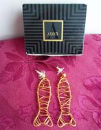 AVON Oorbellen in originele doos. Oorstekers. Goudkleurig, Sieraden, Tassen en Uiterlijk, Overige materialen, Hangers, Nieuw, Ophalen of Verzenden