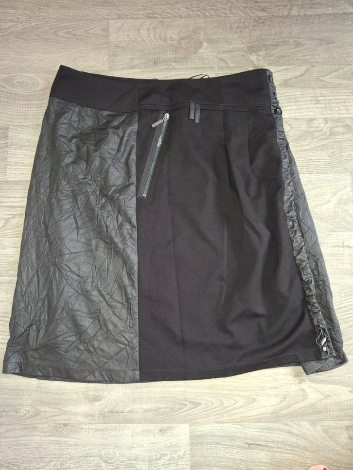 Zwarte rok Betty Barclay met kreuk effect - Maat 40/42(M), Kleding | Dames, Rokken, Zo goed als nieuw, Maat 42/44 (L), Zwart, Boven de knie