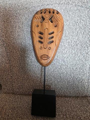 Tribal Masker Sculptuur op Standaard beschikbaar voor biedingen