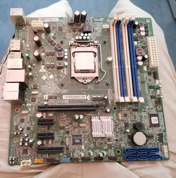 Packard Bell P55M01P8 - 1.0-8EKS3HS3 (LGA1156 - DDR3 - ATX), Computers en Software, Moederborden, Gebruikt, Intel, DDR3, Ophalen of Verzenden