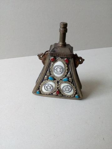Parfumfles Arabisch.  Bezet met cabochons beschikbaar voor biedingen