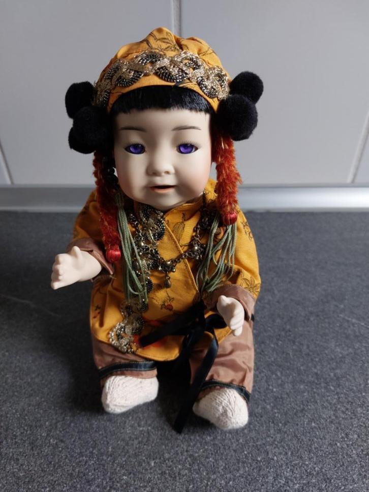 Porseleinen Aziatische replica pop (1), Verzamelen, Poppen, Zo goed als nieuw, Pop, Ophalen of Verzenden
