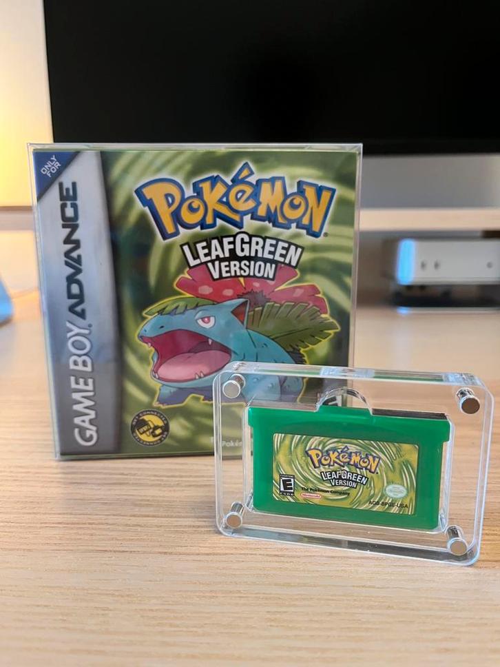 GBA Pokemon leaf Green in display case USA editie, Spelcomputers en Games, Games | Nintendo Game Boy, Zo goed als nieuw, Avontuur en Actie