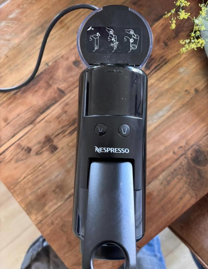 Nespresso Koffiemachine + Melkopschuimer & Cup Houder, Witgoed en Apparatuur, Koffiezetapparaten, Zo goed als nieuw, Koffiepads en cups