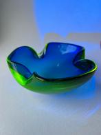 Blauw glazen schaaltje met uranium glas, Antiek en Kunst, Antiek | Glas en Kristal, Ophalen of Verzenden