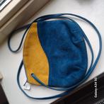 Suède tasje donker blauw met oker geel., Sieraden, Tassen en Uiterlijk, Tassen | Damestassen, Ophalen of Verzenden, Zo goed als nieuw