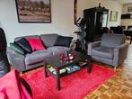 Mooie grijze ruime 2-zits bank + fauteuil. Aanpasbare leunin, Ophalen, Zo goed als nieuw, Tweepersoons, Rechte bank