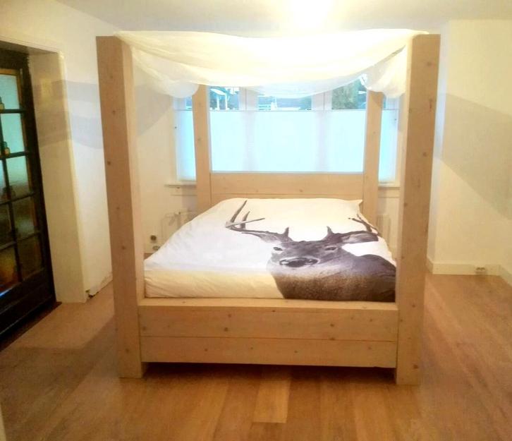Stoer en robuust houten Hemelbed tweepersoons, Huis en Inrichting, Slaapkamer | Bedden, Zo goed als nieuw, Tweepersoons, 160 cm