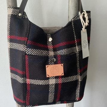 Mooie schoudertas in leuke ruit met tuigleren hengsels beschikbaar voor biedingen