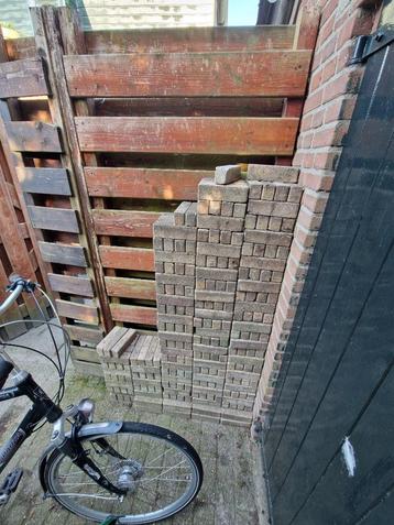 klinkers, gratis af te halen. Parkeren op de oprit mogelijk beschikbaar voor biedingen