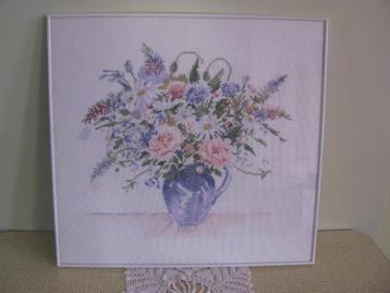 Vaas met bloemen in pastel kleuren - FRAAI borduurwerk  beschikbaar voor biedingen