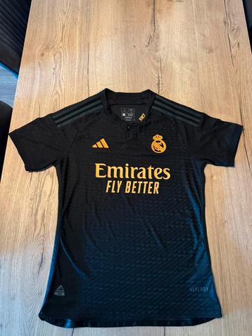 Real Madrid shirt large beschikbaar voor biedingen