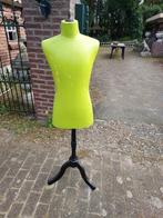 Vintage groene paspop op zwart driespant., Ophalen