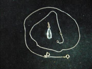 14 krt. gouden wit gouden ketting met hanger met blauwachtig beschikbaar voor biedingen