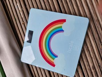 Leuke weegschaal met regenboog beschikbaar voor biedingen