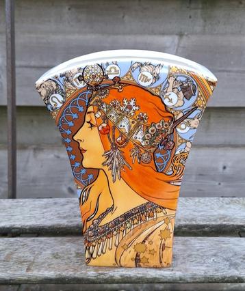 Prachtige porseleinen Queen Isabell Art Nouveau vaas. beschikbaar voor biedingen