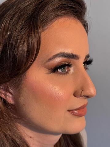 Make-Up model beschikbaar voor biedingen