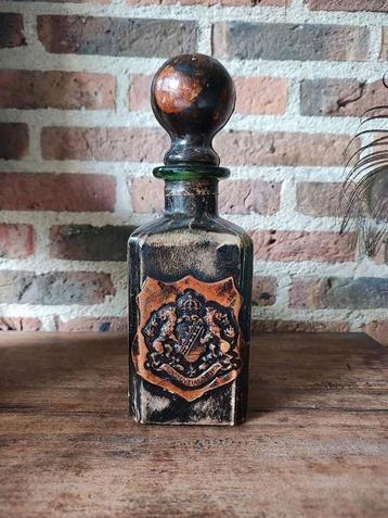 Vintage fles in leer beschikbaar voor biedingen