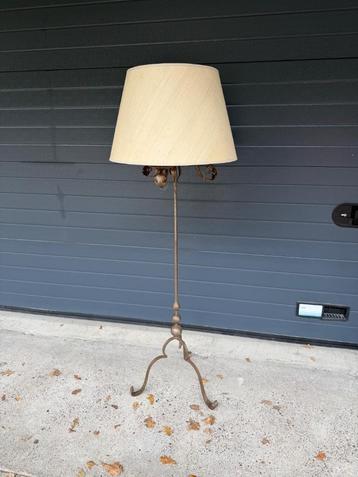 Smeedijzeren staande lamp met kap - N3581 beschikbaar voor biedingen