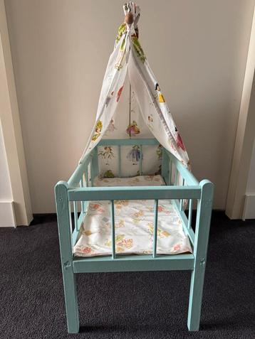 Poppenbedje met kussentje en dekentje beschikbaar voor biedingen