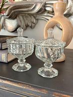 2 glazen bonbonschaaltjes op een voetje met dekseltje erop, Ophalen of Verzenden, Gebruikt, Rond, Glas