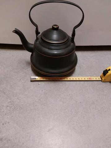 Emaille mat zwart door zak steek  ketel op kachel beschikbaar voor biedingen
