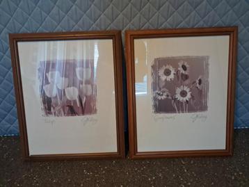 2x bloemen kunst in houten lijst. 46x56 cm beschikbaar voor biedingen