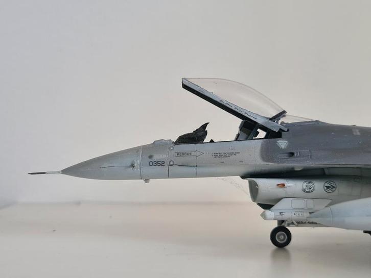 F-16 Fighting Falcon schaalmodel 1/72, klaar voor display, Verzamelen, Luchtvaart en Vliegtuigspotten, Zo goed als nieuw, Schaalmodel