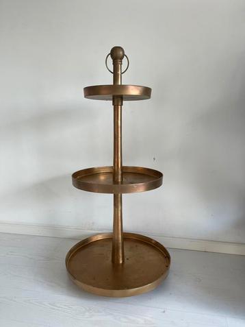 Grote etagere beschikbaar voor biedingen