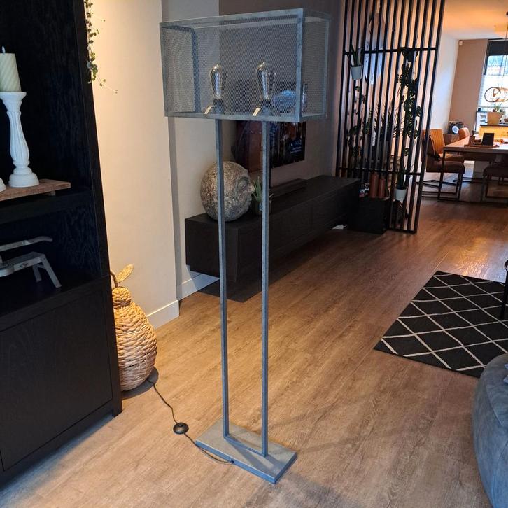 Industriële Staande Lamp Metaal + tafellamp, Huis en Inrichting, Lampen | Vloerlampen, Zo goed als nieuw, 150 tot 200 cm, Metaal