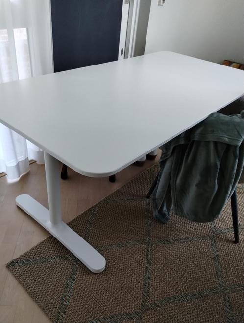 In hoogte verstelbaar bureau 160 x 80 met kabelnet (Ikea), Huis en Inrichting, Bureaus, Nieuw, Bureau, In hoogte verstelbaar, Ophalen