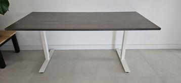 Hoog laag bureau  beschikbaar voor biedingen