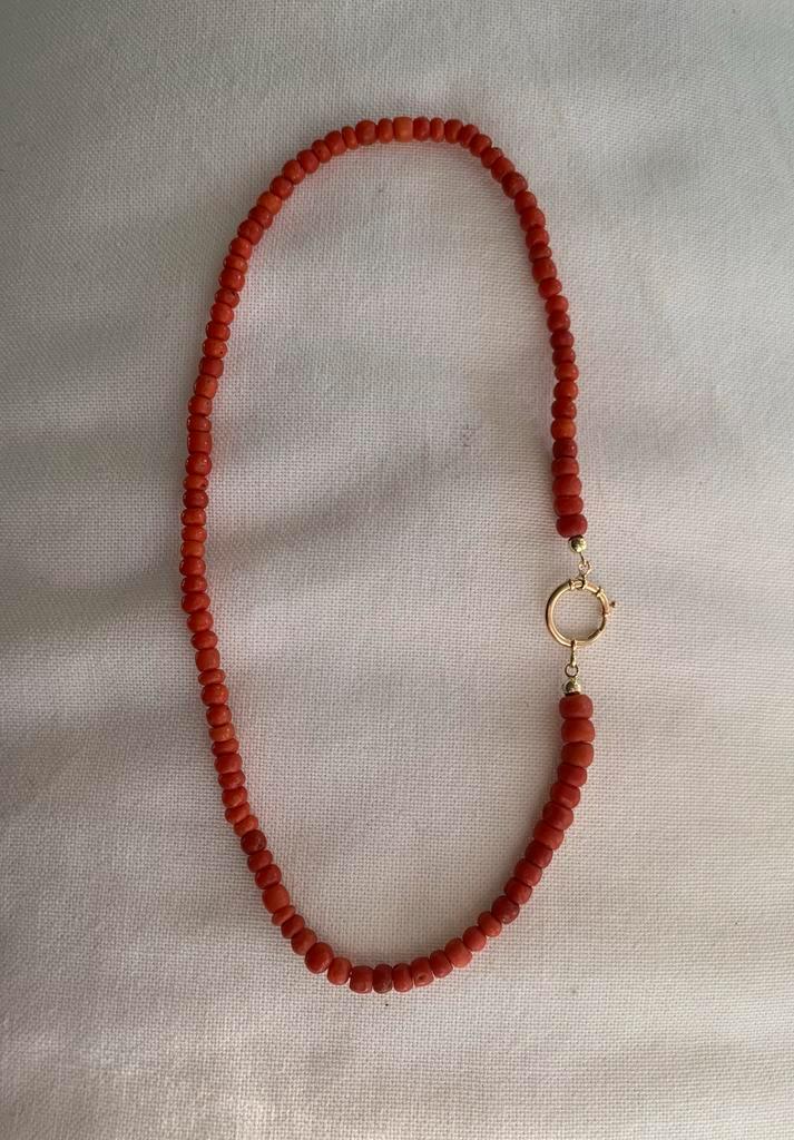 Bloedkoraal ketting met 14 karaat gouden veerring slot, Sieraden, Tassen en Uiterlijk, Antieke sieraden, Ketting, Goud, Met edelsteen