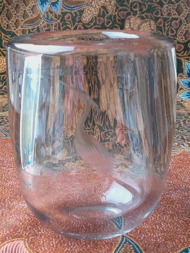 Mooi zwaar oud glazen vaasje uit Engeland met een reiger., Antiek en Kunst, Antiek | Vazen, Ophalen of Verzenden