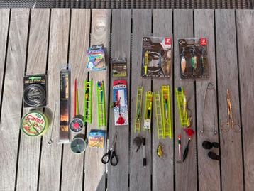 Complete set visaccessoires pluggen, dobbers, lijnen, haken beschikbaar voor biedingen
