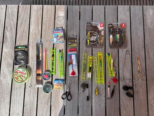 Complete set visaccessoires pluggen, dobbers, lijnen, haken, Watersport en Boten, Hengelsport | Witvissen, Zo goed als nieuw, Ophalen
