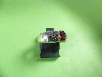Mooie kleine Zilveren Ring met helder rood Granaatje en mar beschikbaar voor biedingen