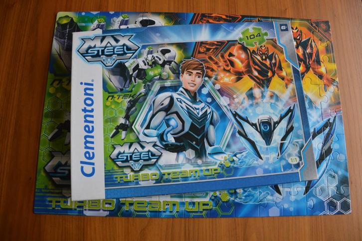 Puzzel: Clementino Max Steel 104 stukjes, Kinderen en Baby's, Speelgoed | Kinderpuzzels, Zo goed als nieuw, 6 jaar of ouder, Meer dan 50 stukjes