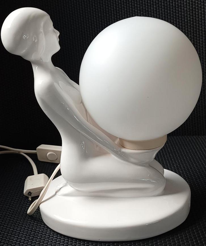 wit keramieken lamp in Art Deco stijl ,vrouw met glazen bol, Huis en Inrichting, Lampen | Tafellampen, Gebruikt, Minder dan 50 cm