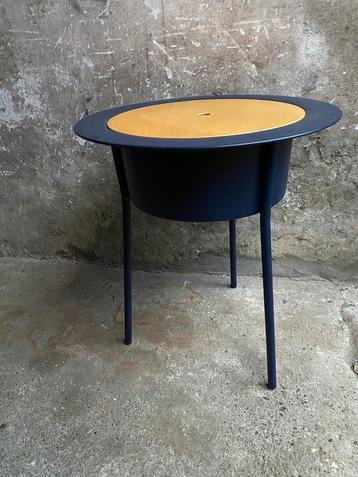 Memphis Style blauwe bijzettafel , jaren 80 beschikbaar voor biedingen